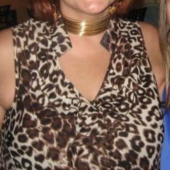 Sleeveless Leopard Ruffled Vneck w/Mandarin Collar - Picture 6 of 13